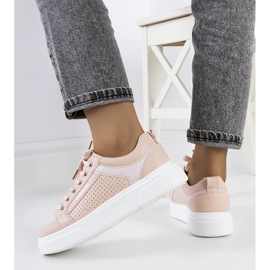 Rosa sneakers på en tjock Louisianasula 1