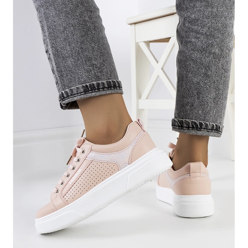Rosa sneakers på en tjock Louisianasula 1
