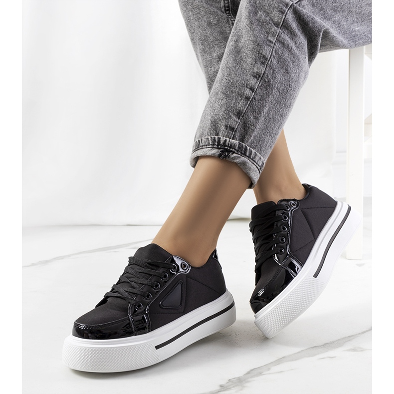 Svarta sneakers med tjock Scrabstersula 1