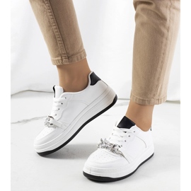 Vita sneakers med kedja från Maring 2