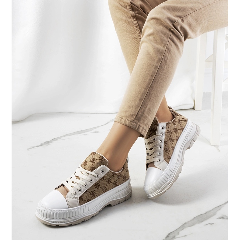 Beige sneakers på Meliko-plattformen 1