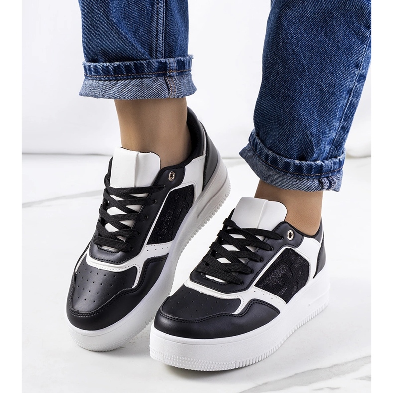 Svarta sneakers på Coronel-plattformen 1