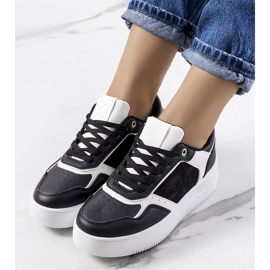 Svarta sneakers på Coronel-plattformen 2