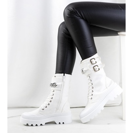 Vita sneakers med Taus-kedja 1