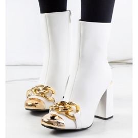 Vita stövlar på Engi-stolpen 1