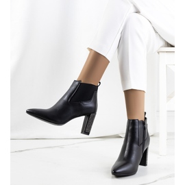 BM Svarta stövlar på Rochdale-stolpen 1