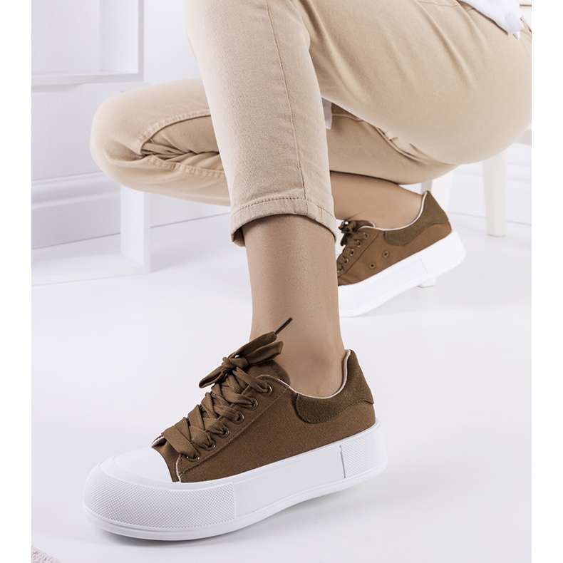 Gröna sneakers på Kilkenny-plattformen 1