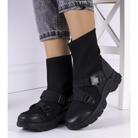 Svarta saker sneakers 1