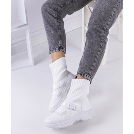 Vita saker sneakers 1