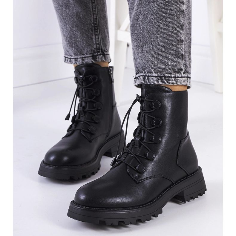 Svarta stövlar i ekoläder från Cesterfield 1