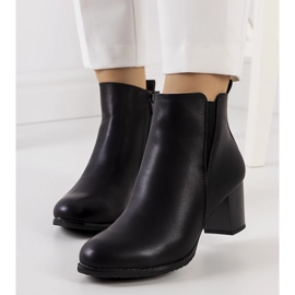 Svarta stövlar på Beggers stolpe 1