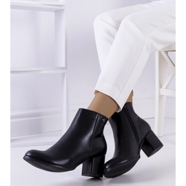 Svarta stövlar på stolpen av eco-läder Durnatel 1