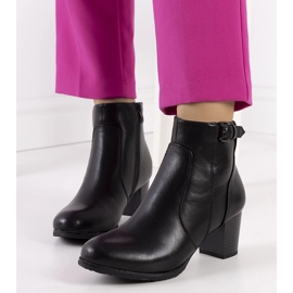 Svarta stövlar på låg stolpe från Bogota 1