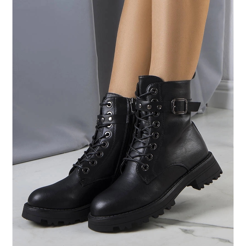 Svarta stövlar i ekoläder från Narnclaedra 1