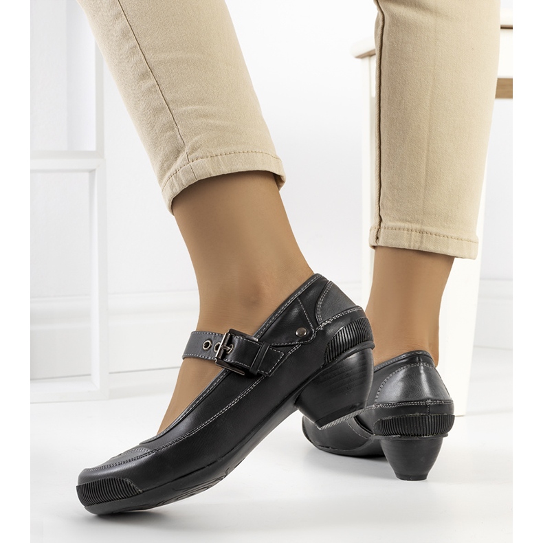 Svarta pumps fäste med en Via-rem 1