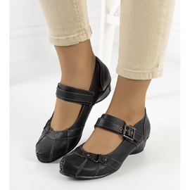 Svarta pumps fästa med ett Gomez-bälte 1