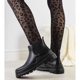 Svarta stövlar på Tausel-plattformen 1