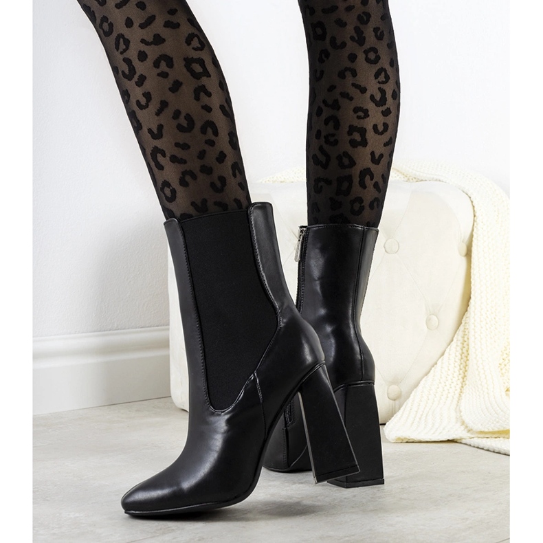 Svarta stövlar från en stabil Viridia stolpe 1