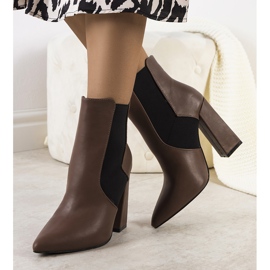 Bruna Chelsea-stövlar på Hamilt-stolpen 1