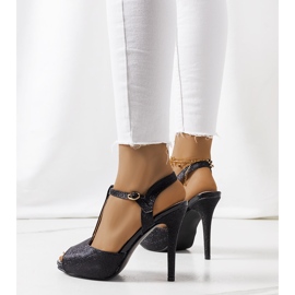 BM Svarta sandaler på en Soler-häl 1