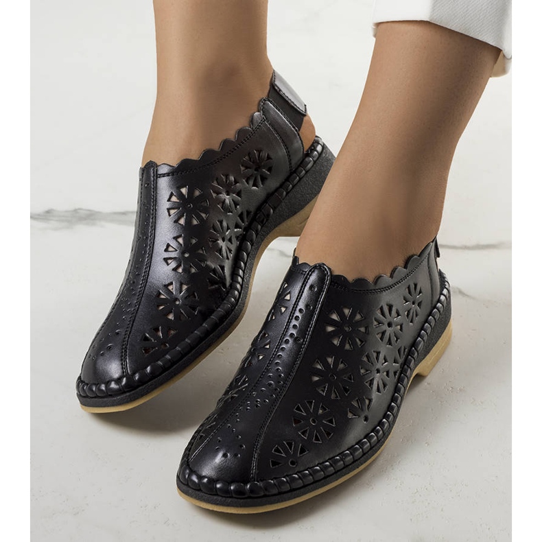 PA1 Svarta genombrutna Ferre-tofflor 1