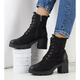 PA1 Högklackade Chichig-stövlar i svart mocka 1