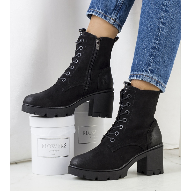 PA1 Högklackade Chichig-stövlar i svart mocka 1