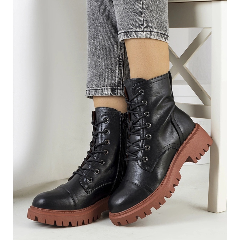 Svarta stövlar på brun Rukit-sula 1