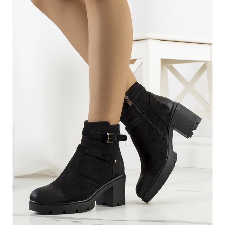 Svarta stövlar på Lamaris traktorsula 1