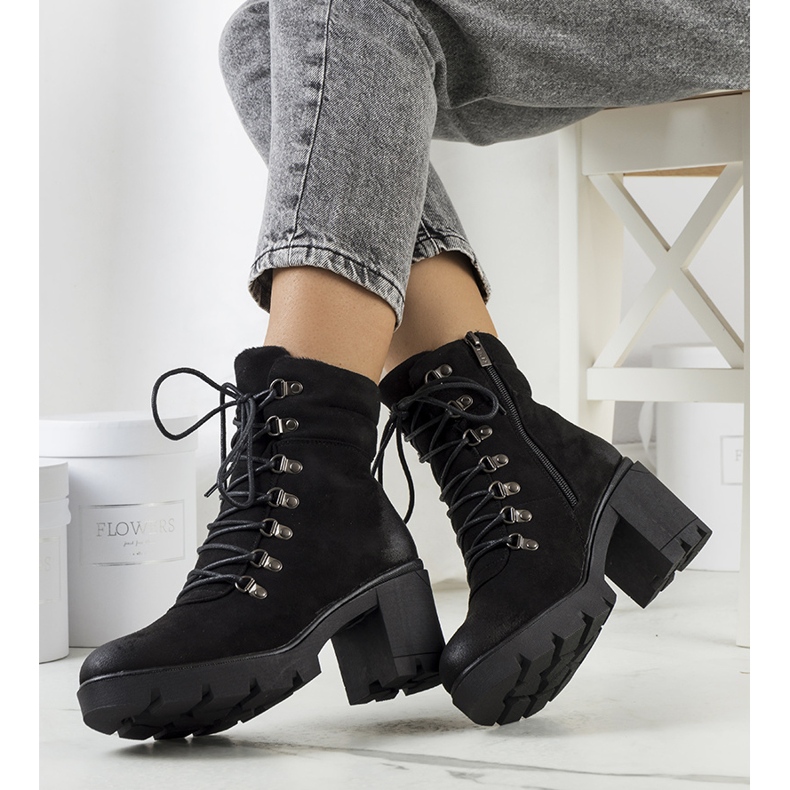 PA1 Svarta stövlar på Langeskostolpen 1