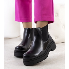 PA1 Svarta stövlar på Gaffney-plattformen 1