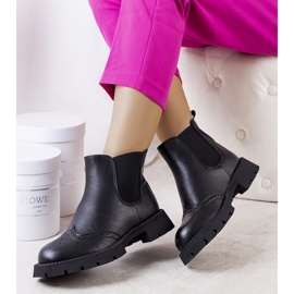 BM Svarta Chelsea-stövlar på en massiv Lucero-sula 1