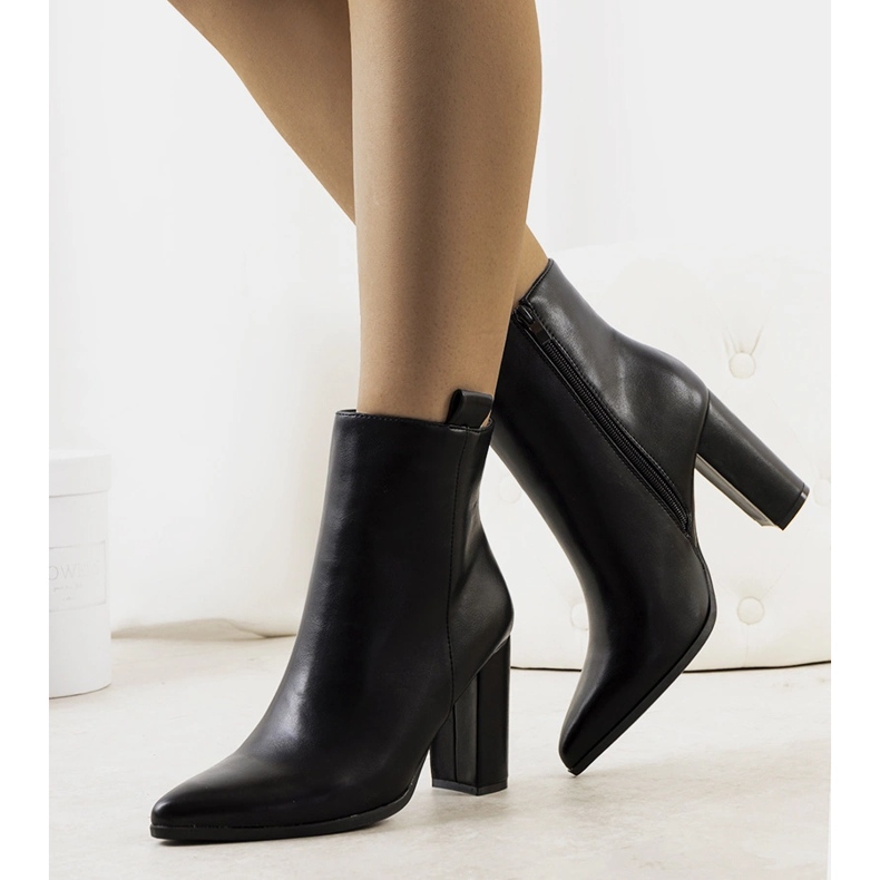 Svarta stövlar på Eduar-stolpen 1