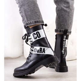 Svarta fångare dekorerade med Mota-inskriptioner 1