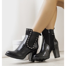 BM Svarta stövlar på Marconi-stolpen 1