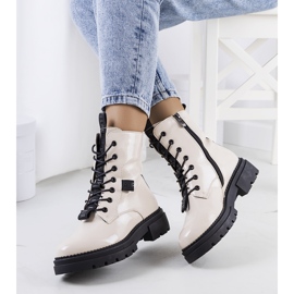 PA1 Beigelackade stövlar från Casies 1