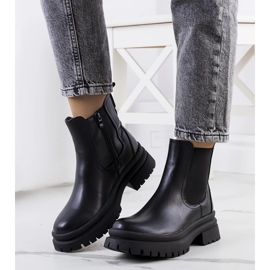 Svarta stövletter på Alains plattform 1