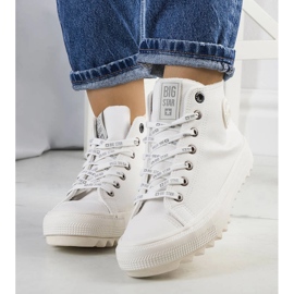 Vita isolerade sneakers Big Star GG274108 1