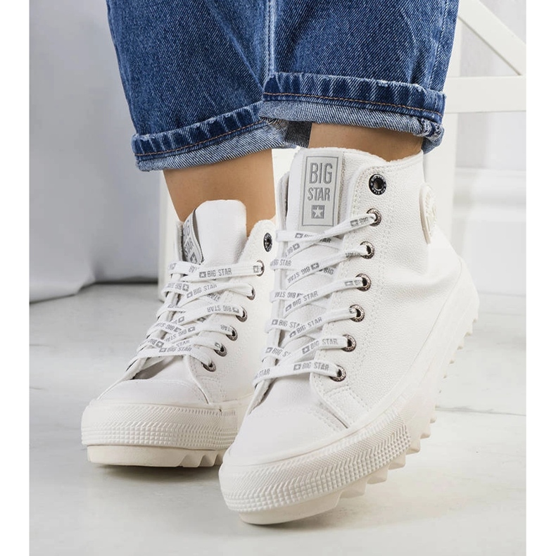 Vita isolerade sneakers Big Star GG274108 1