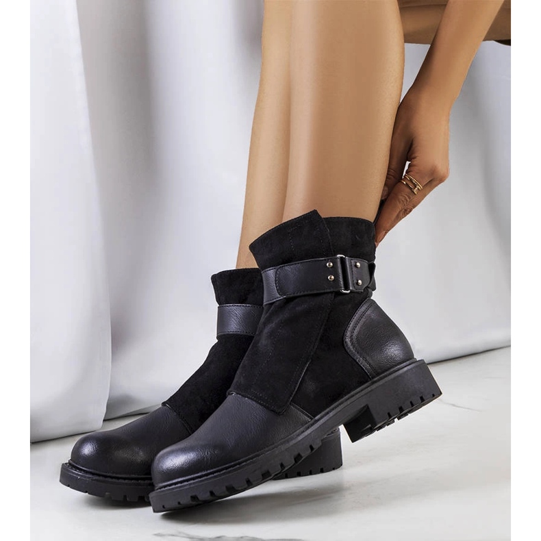 Svarta stövlar med skärp från Kevin 1