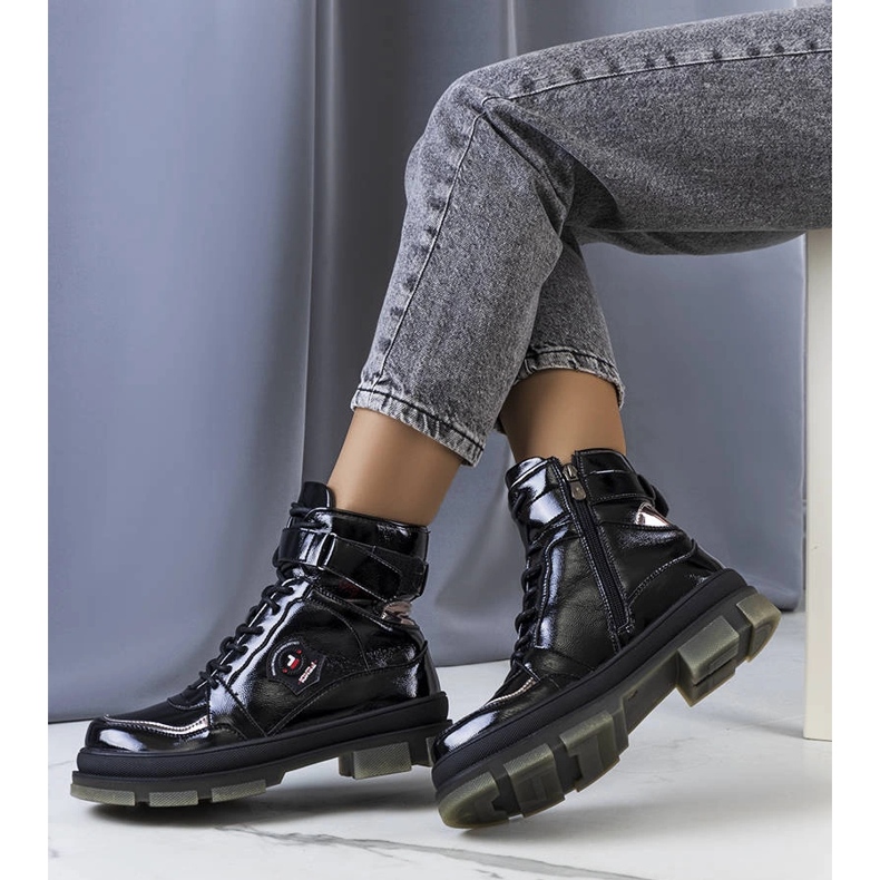 Svarta lackstövlar från Salent 1