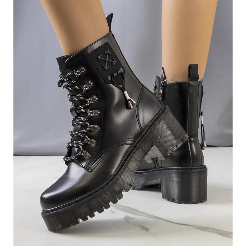 Svarta stövlar med en dekorativ Laverda-bindning 1