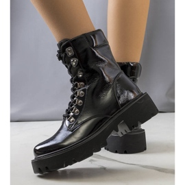 PA1 Svarta stövlar på traktorsulan på Iglesi 1