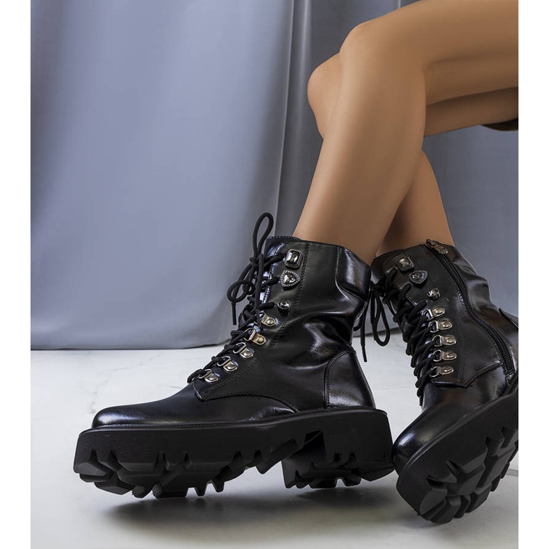 PA1 Svarta stövlar på traktorsula Delle 1