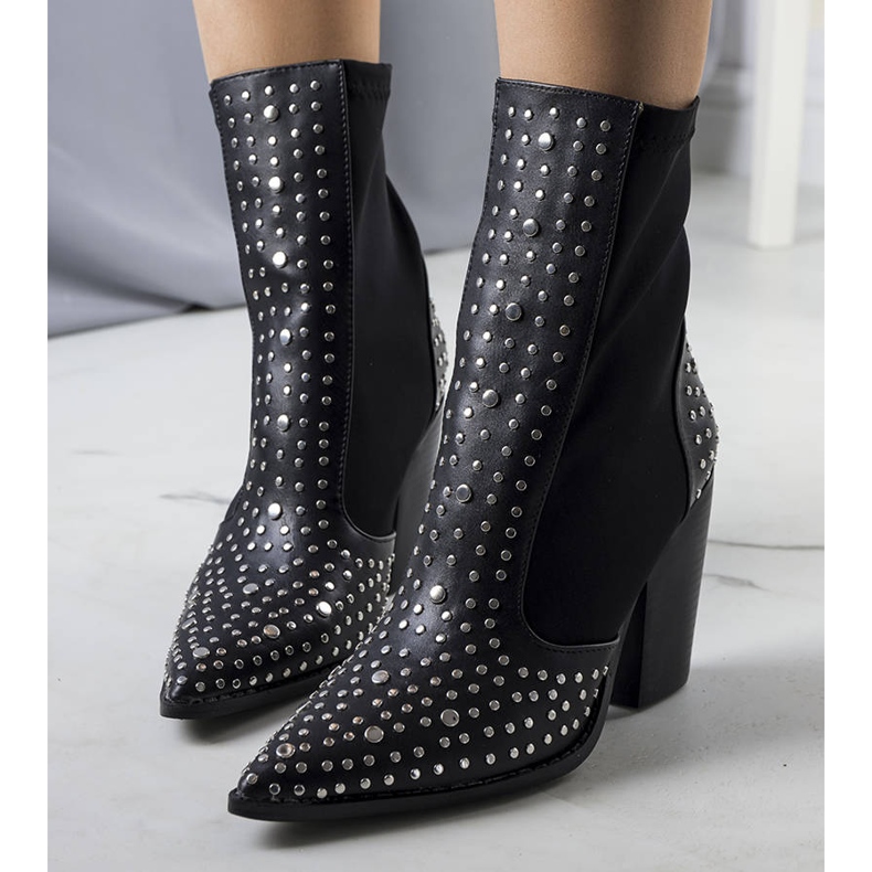 PA1 Svarta stövlar dekorerade med Orazi nitar 1