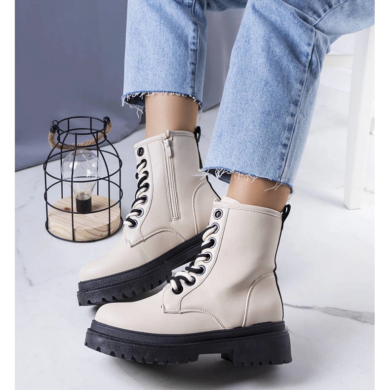 Beige isolerade ankelboots från Jolene 1