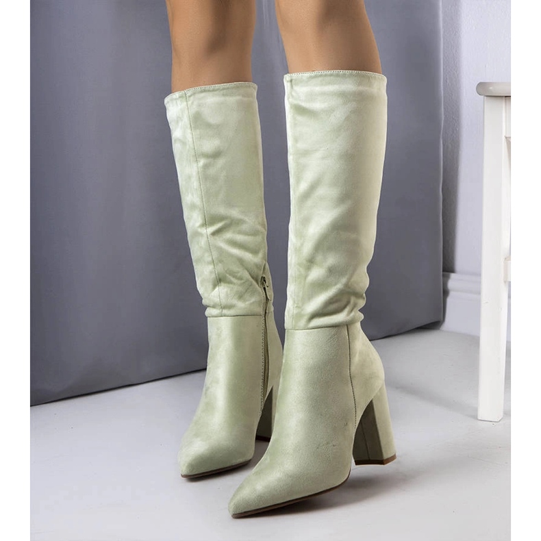 Gröna, isolerade stövlar på Narcis-stolpen 1