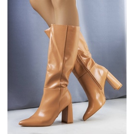 Beige stövlar på Adair-stolpen 1