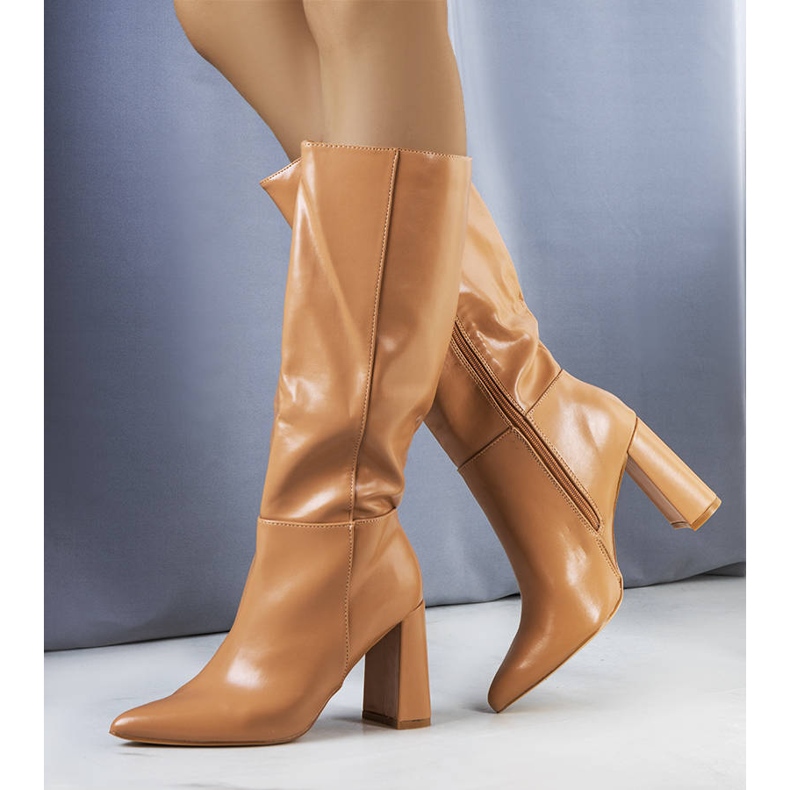 Beige stövlar på Adair-stolpen 1