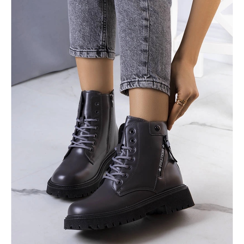 Grå isolerade stövlar från Anja 1